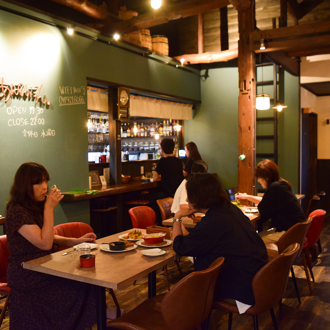 大正初期に建てられた古民家の店内の画像。歴史を感じながらゆっくりお食事を楽しめます。